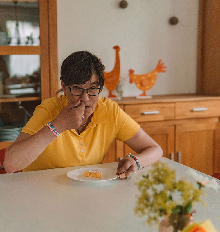 Frau genießt eine Mahlzeit zu Hause