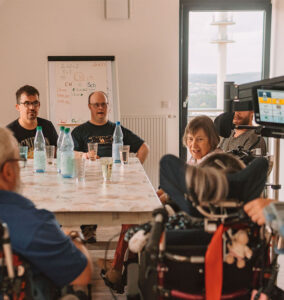 Menschen in einer Diskussionsrunde sitzend