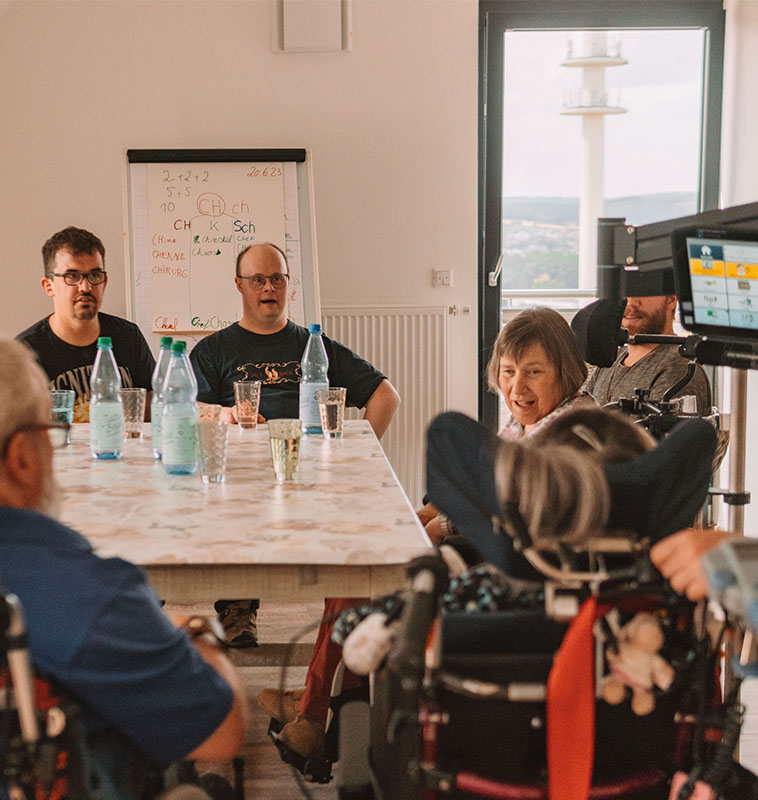 Menschen in einer Diskussionsrunde sitzend