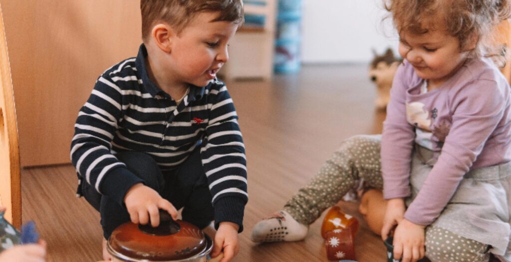 Zwei Kinder spielen zusammen.