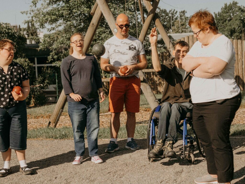 Menschen spielen Boccia im Freien