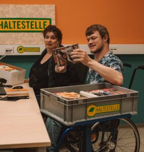 Mitarbeiter sortieren Bücher.